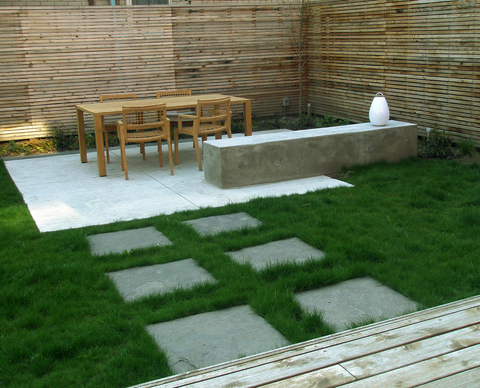 Foto di un piccolo patio o portico minimal con nessuna copertura e lastre di cemento