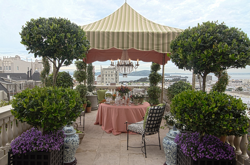 Exemple d'une terrasse chic avec un gazebo ou pavillon.