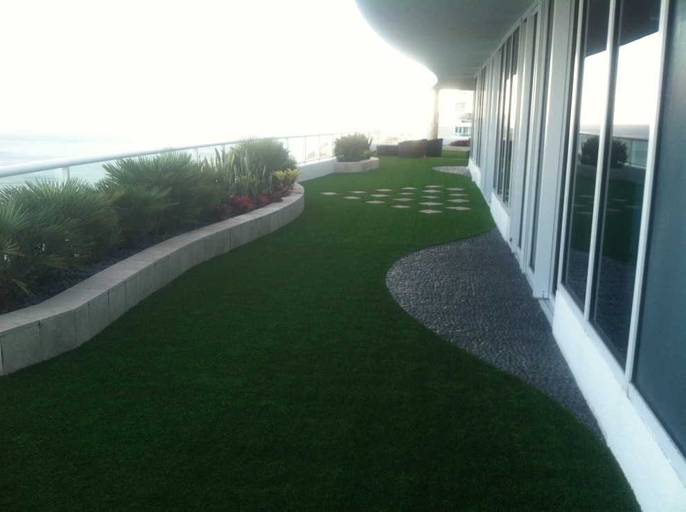 Patio - large modern patio idea in Miami