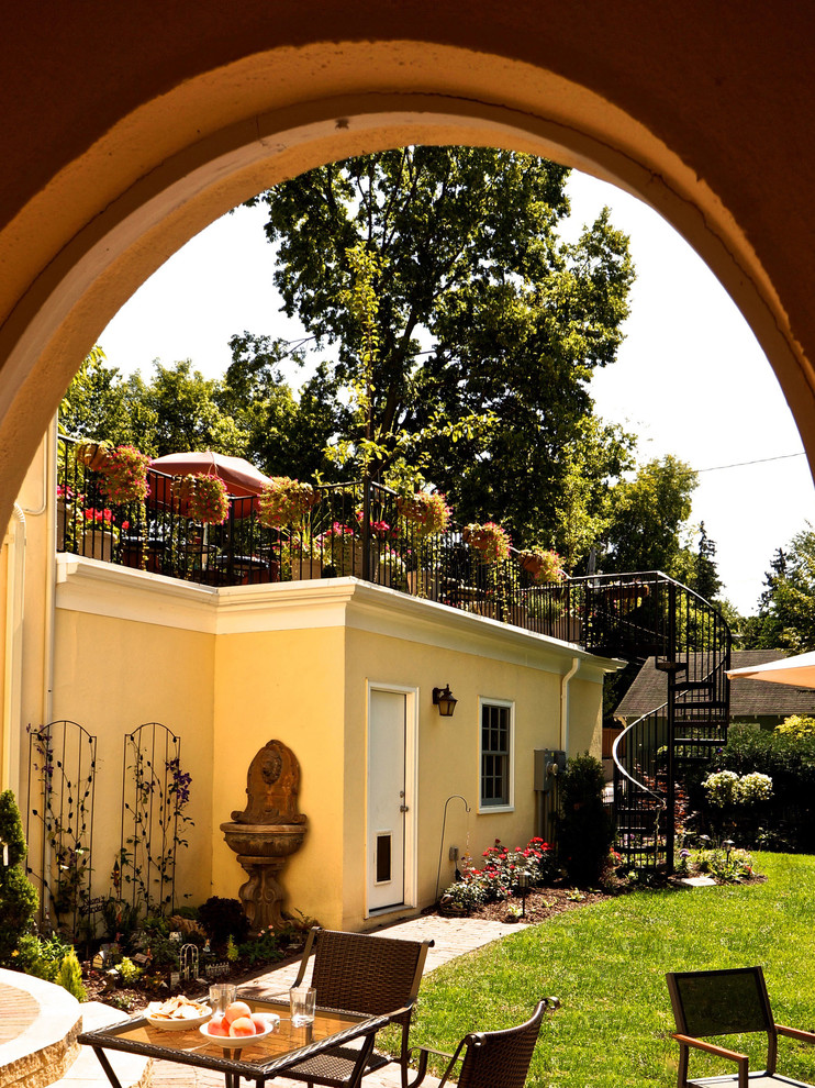 Foto de patio mediterráneo de tamaño medio sin cubierta en patio trasero con jardín de macetas