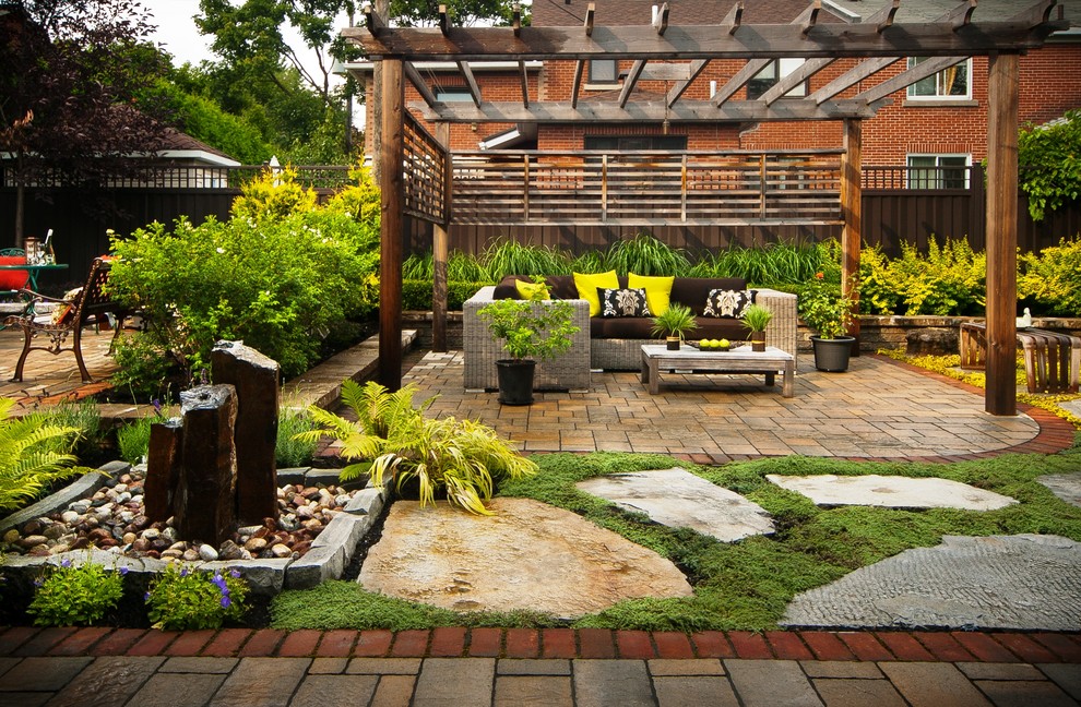 Idee per un piccolo patio o portico minimal dietro casa con fontane, pavimentazioni in mattoni e una pergola