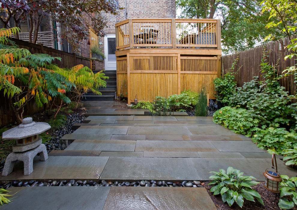 Esempio di un piccolo patio o portico etnico dietro casa con pavimentazioni in pietra naturale