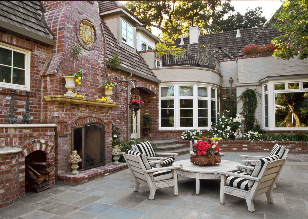 Diseño de patio clásico de tamaño medio en patio trasero con adoquines de piedra natural