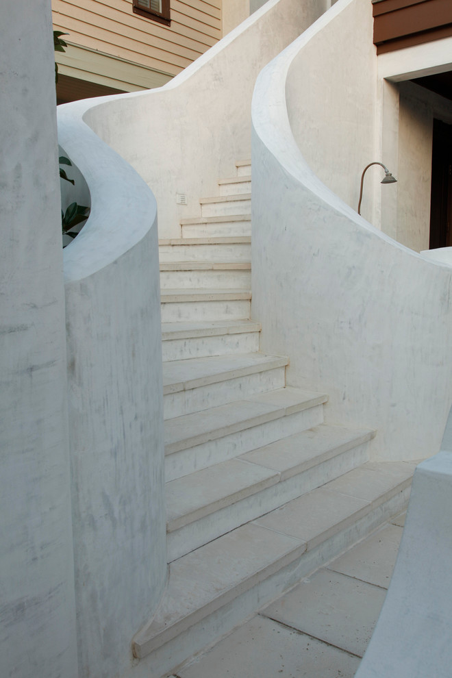 Пример оригинального дизайна: изогнутая бетонная лестница среднего размера в средиземноморском стиле с бетонными ступенями