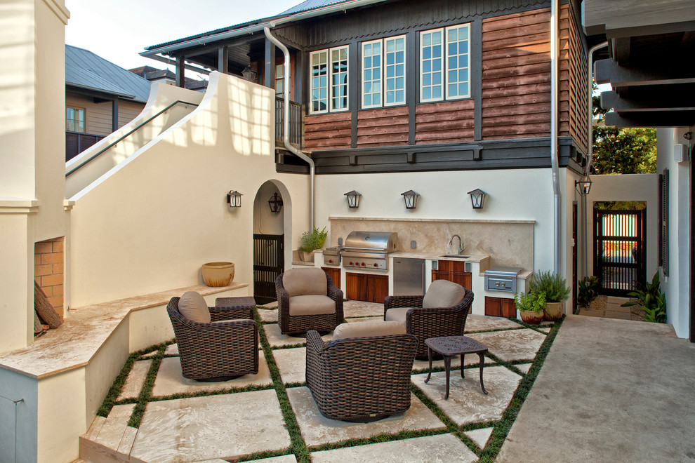 Imagen de patio clásico sin cubierta en patio trasero con cocina exterior y adoquines de hormigón