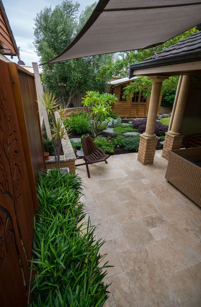Стильный дизайн: маленький двор на заднем дворе в морском стиле с покрытием из каменной брусчатки для на участке и в саду - последний тренд