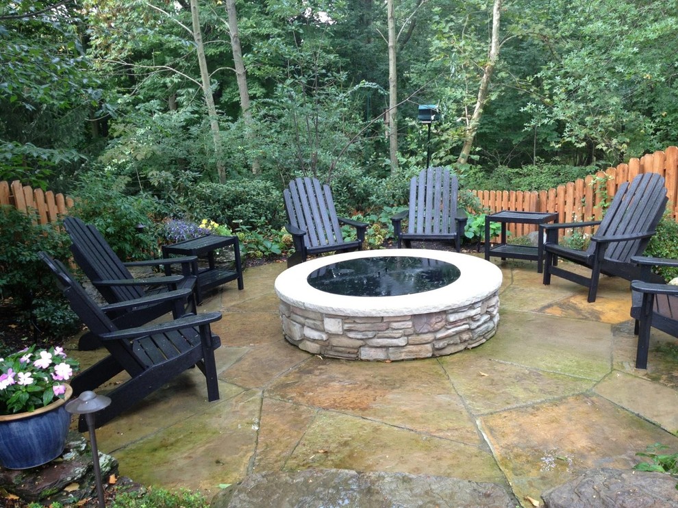 Modelo de patio minimalista de tamaño medio sin cubierta en patio trasero con brasero y adoquines de piedra natural
