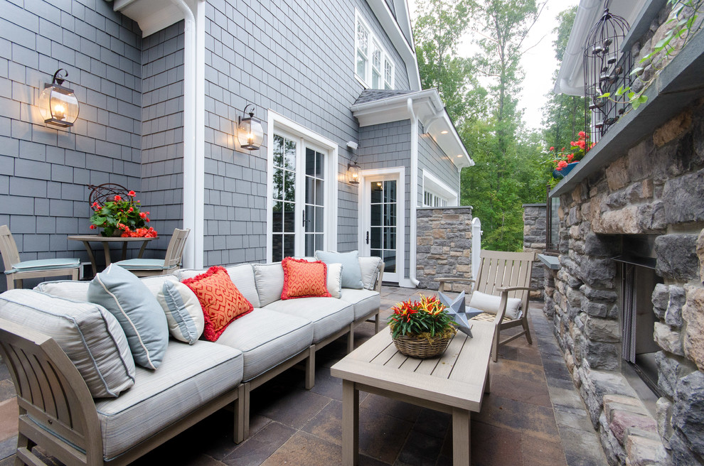 На фото: двор среднего размера на заднем дворе в классическом стиле с покрытием из каменной брусчатки и уличным камином без защиты от солнца