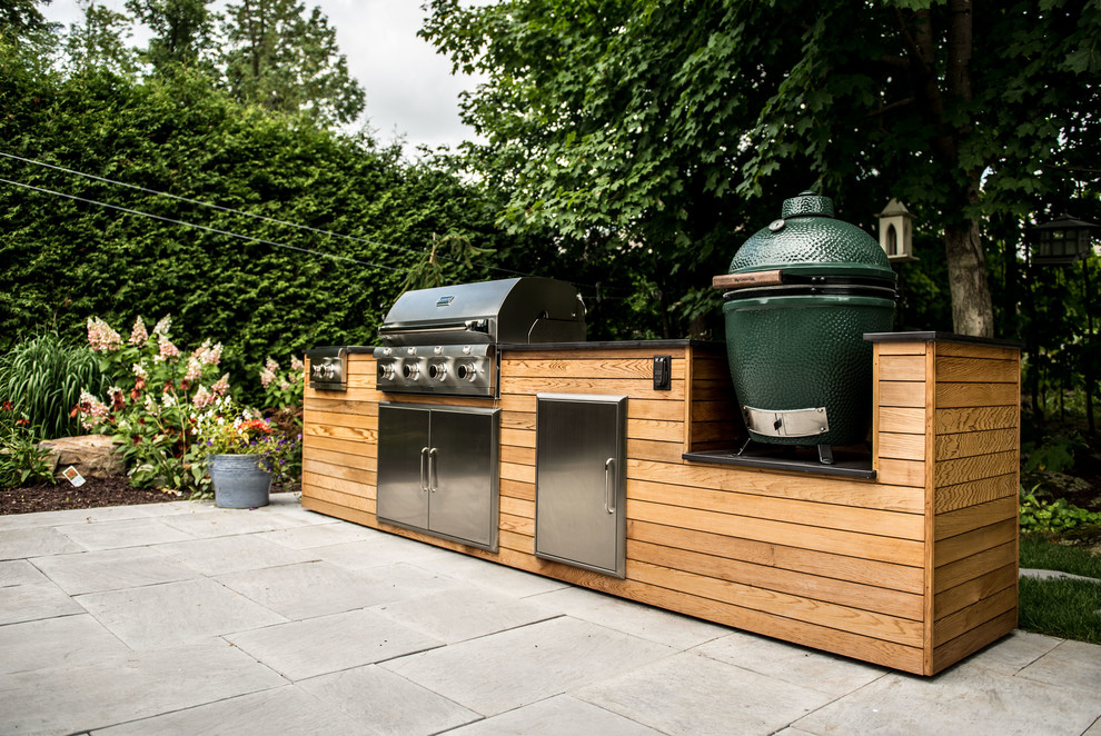 Aménagement d'une terrasse arrière classique de taille moyenne avec une cuisine d'été, aucune couverture et des pavés en pierre naturelle.