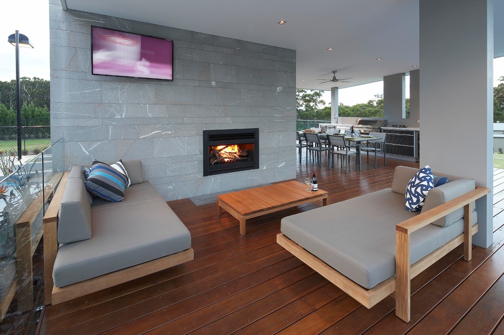 Moderner Patio mit Feuerstelle in Sydney