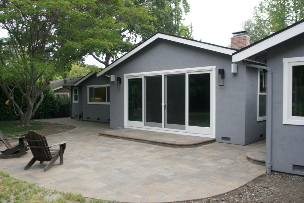 Источник вдохновения для домашнего уюта: двор среднего размера на заднем дворе в стиле модернизм с покрытием из бетонных плит без защиты от солнца