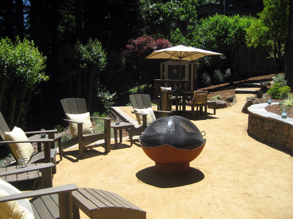 Foto de patio clásico de tamaño medio sin cubierta en patio trasero con brasero y granito descompuesto
