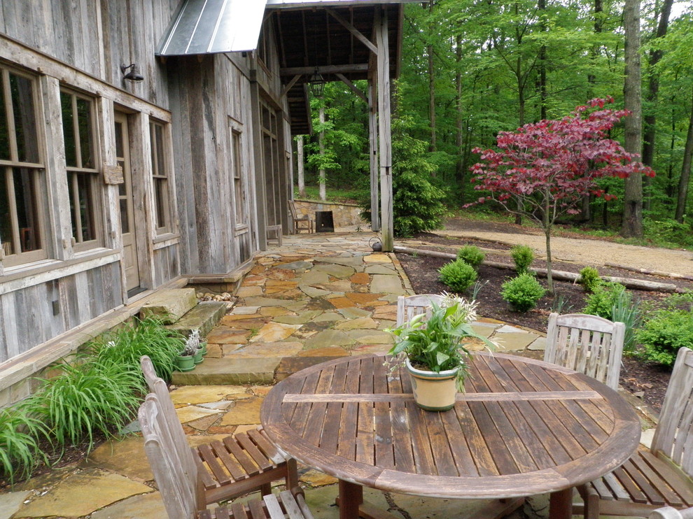 Imagen de patio clásico sin cubierta con adoquines de piedra natural