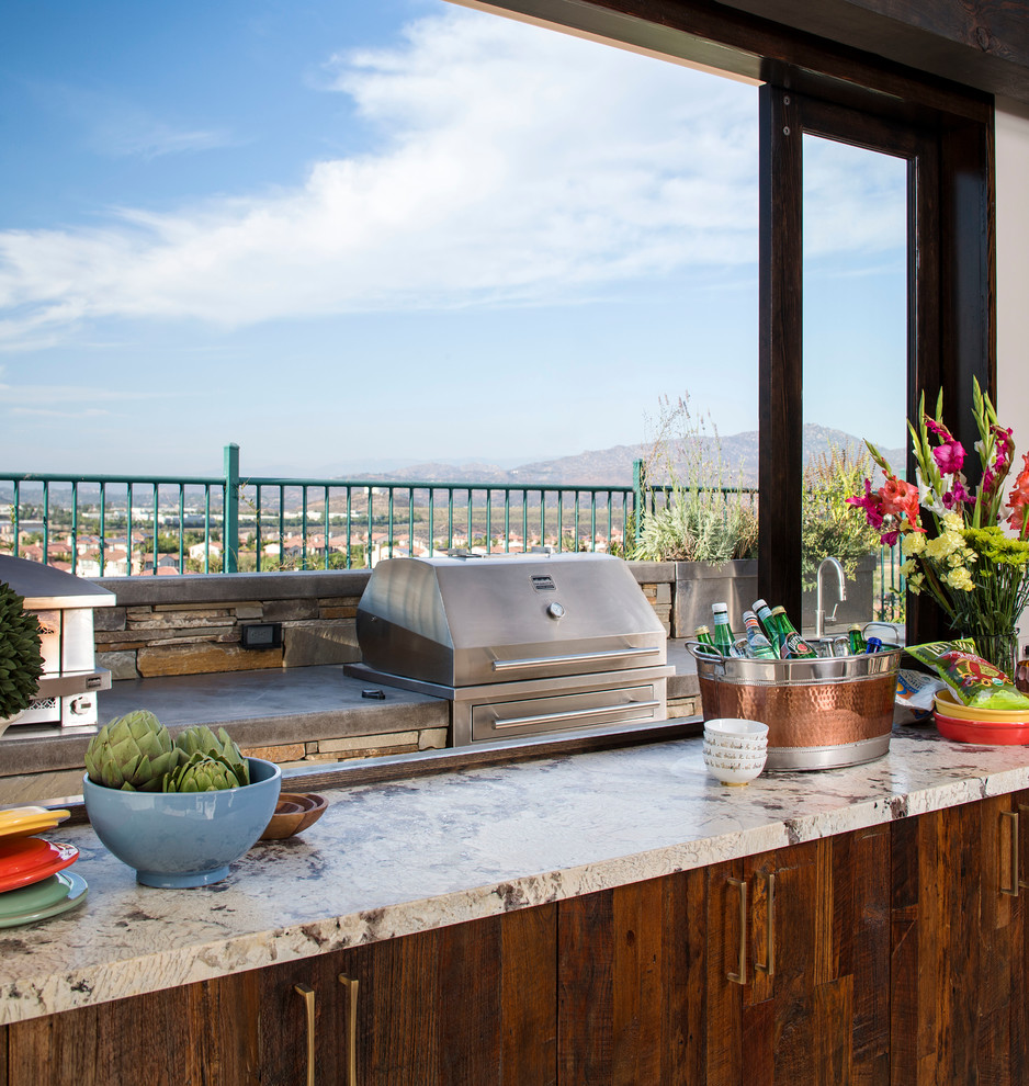 Cette image montre une grande terrasse arrière méditerranéenne avec une cuisine d'été et un gazebo ou pavillon.