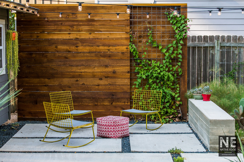 Diseño de patio minimalista de tamaño medio sin cubierta en patio trasero con jardín vertical y adoquines de hormigón