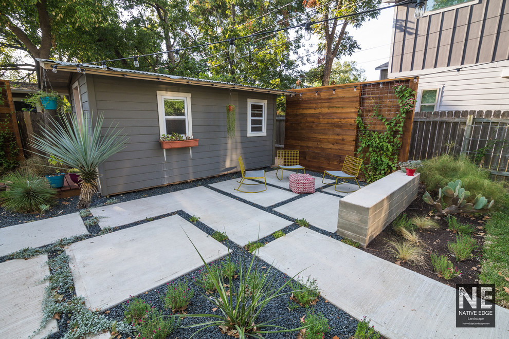 На фото: двор среднего размера на заднем дворе в стиле модернизм с вертикальным садом и мощением тротуарной плиткой