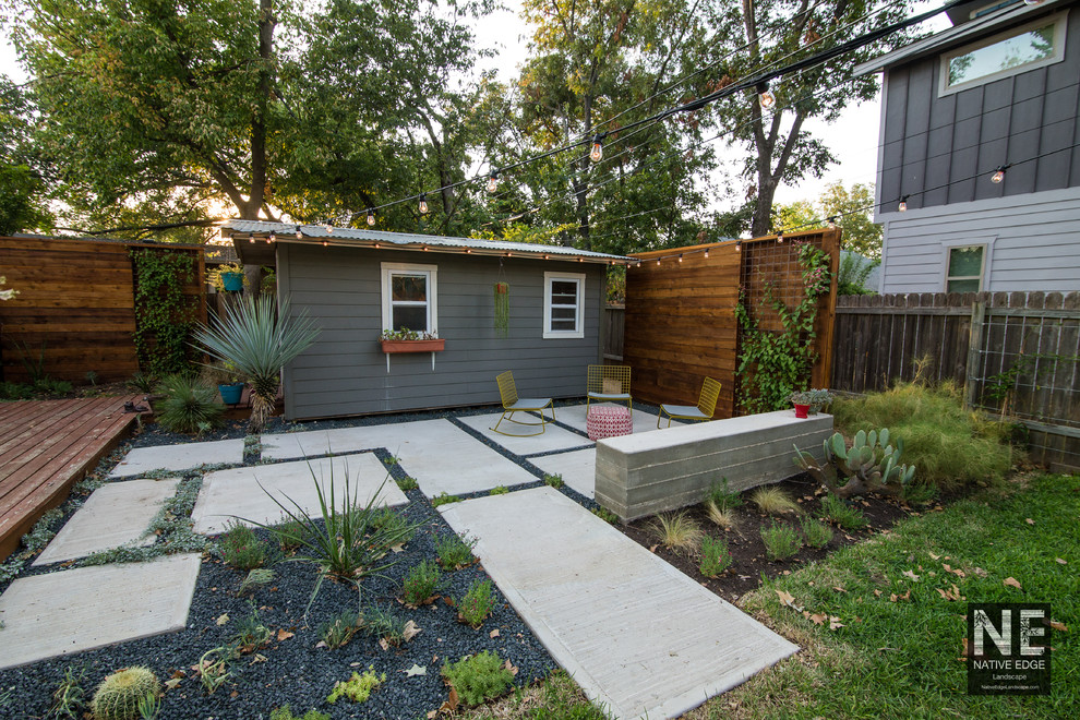 Foto di un patio o portico moderno di medie dimensioni e dietro casa con pavimentazioni in cemento