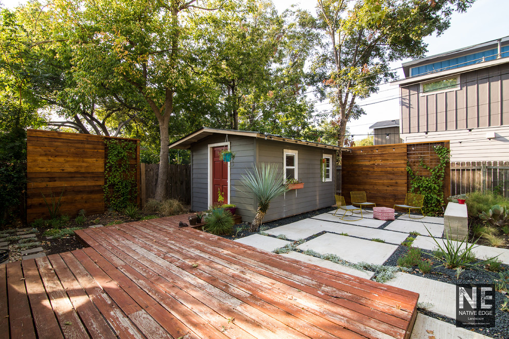 На фото: двор среднего размера на заднем дворе в стиле модернизм с вертикальным садом и мощением тротуарной плиткой с