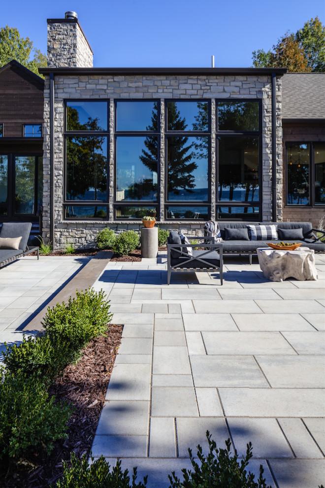 Свежая идея для дизайна: двор на заднем дворе в стиле рустика с местом для костра и покрытием из бетонных плит - отличное фото интерьера