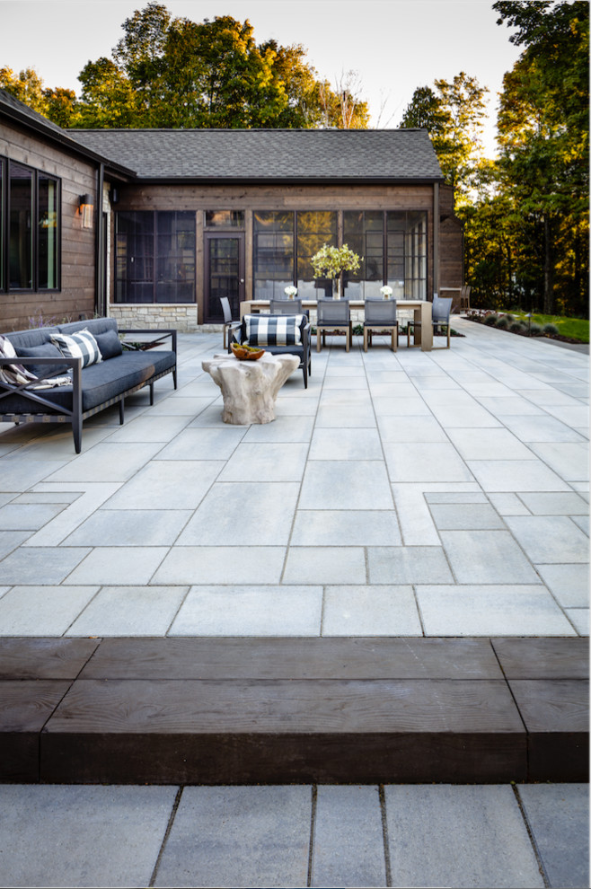 Свежая идея для дизайна: двор на заднем дворе в стиле рустика с местом для костра и покрытием из бетонных плит - отличное фото интерьера
