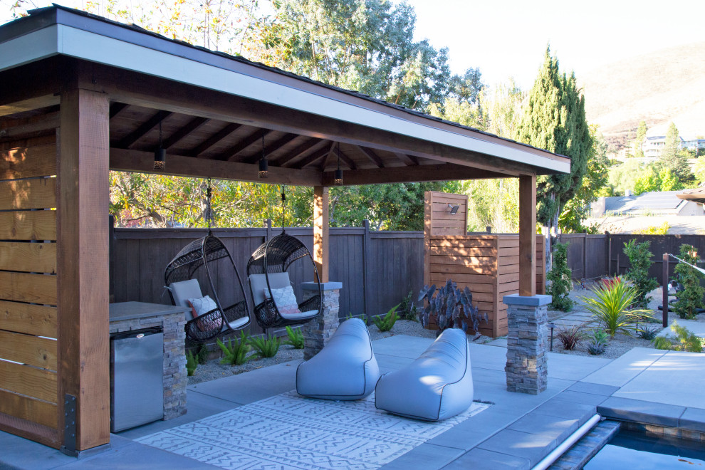 Großer Moderner Patio hinter dem Haus mit Gartendusche, Betonplatten und Gazebo in San Luis Obispo