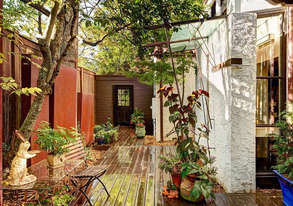Стильный дизайн: двор на боковом дворе в стиле рустика - последний тренд