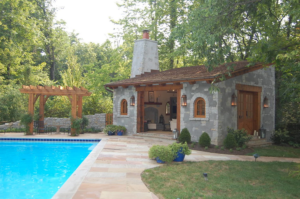Immagine di un patio o portico mediterraneo di medie dimensioni e dietro casa con pavimentazioni in pietra naturale e una pergola