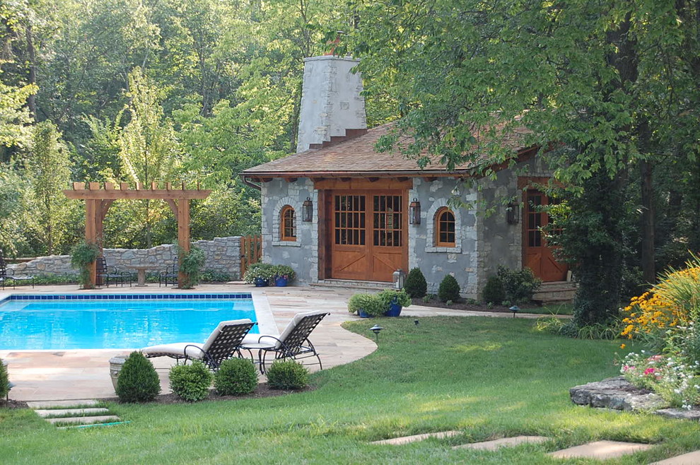 Foto di un patio o portico mediterraneo di medie dimensioni e dietro casa con pavimentazioni in pietra naturale e una pergola