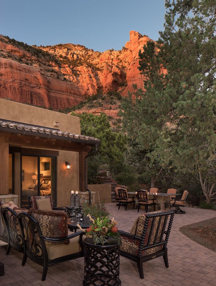 Foto di un grande patio o portico stile americano dietro casa con nessuna copertura e pavimentazioni in pietra naturale