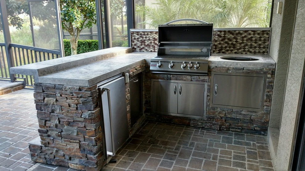Rustic stacked stone L shaped kitchen with Green Egg Rustikal Patio Jacksonville von
