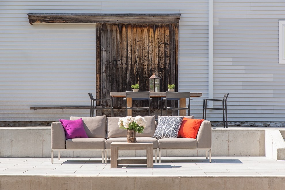 Foto di un patio o portico country di medie dimensioni e davanti casa con pavimentazioni in pietra naturale e nessuna copertura