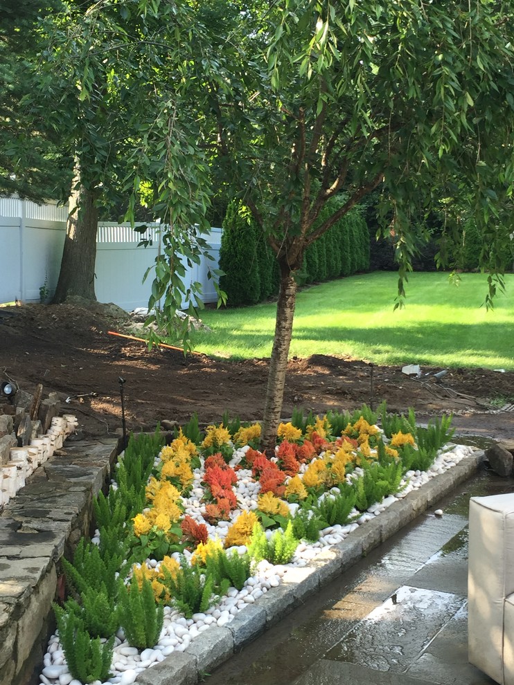 Mittelgroßer Asiatischer Garten hinter dem Haus mit Natursteinplatten in New York