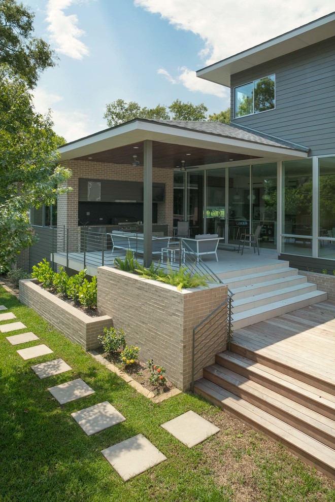 На фото: двор среднего размера на заднем дворе в стиле ретро с летней кухней, мощением тротуарной плиткой и навесом с