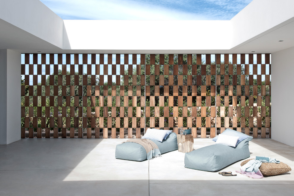 Immagine di un patio o portico moderno in cortile con pavimentazioni in pietra naturale e nessuna copertura