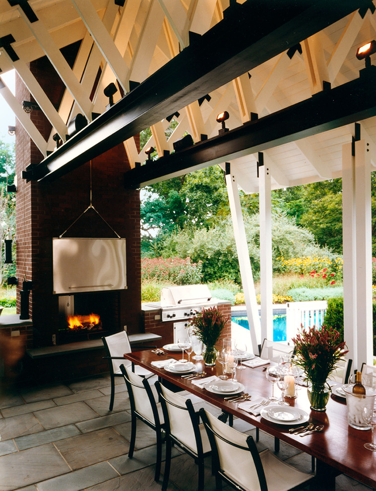 Modelo de patio minimalista grande en patio trasero con cocina exterior, cenador y adoquines de piedra natural
