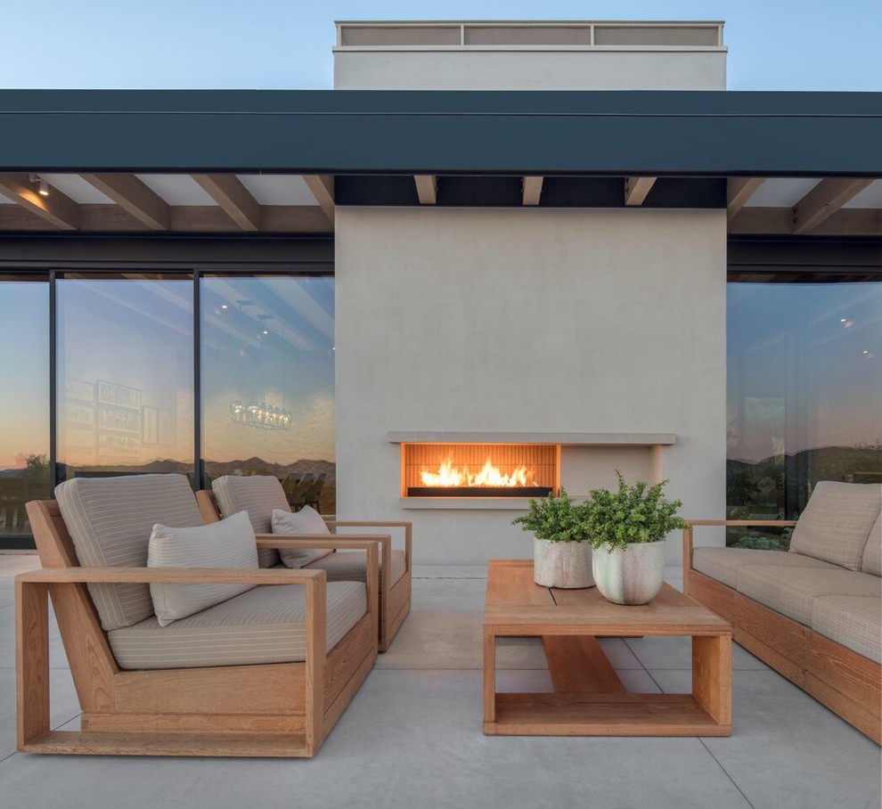 フェニックスにあるコンテンポラリースタイルのおしゃれな裏庭のテラス (屋外暖炉、コンクリート板舗装	、日よけなし) の写真