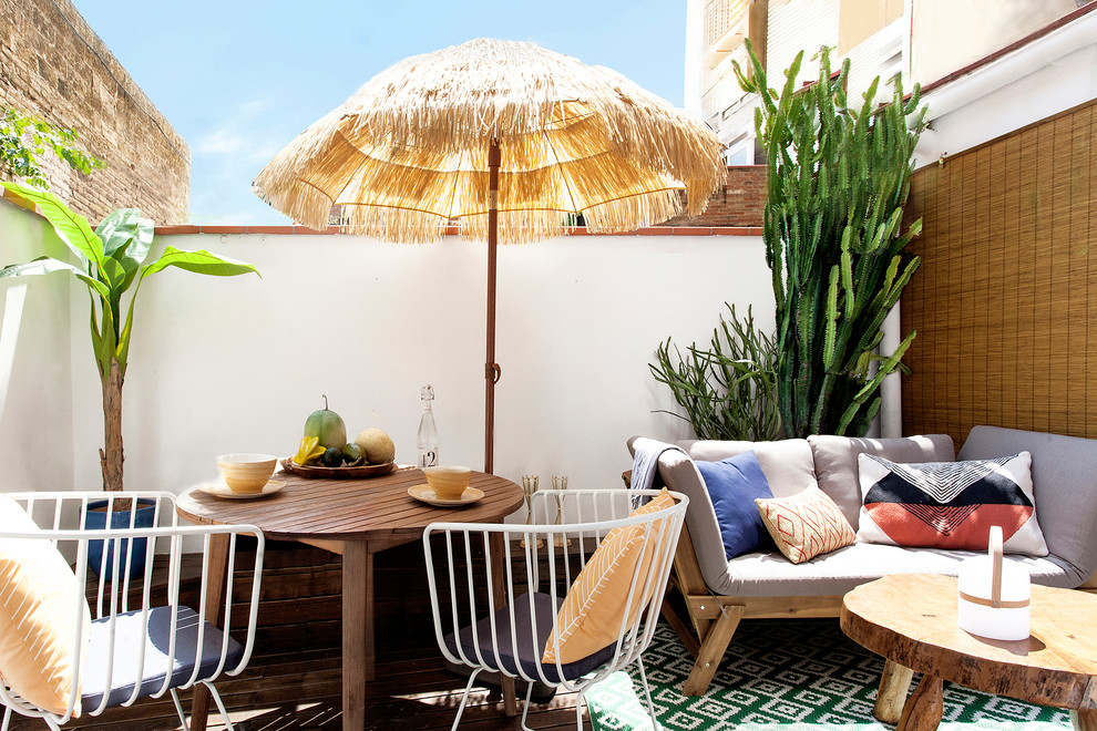 Источник вдохновения для домашнего уюта: двор в средиземноморском стиле с растениями в контейнерах без защиты от солнца