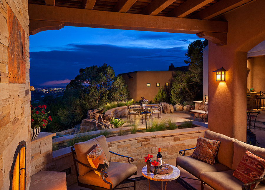 Großer, Überdachter Mediterraner Patio hinter dem Haus mit Outdoor-Küche und Natursteinplatten in Albuquerque