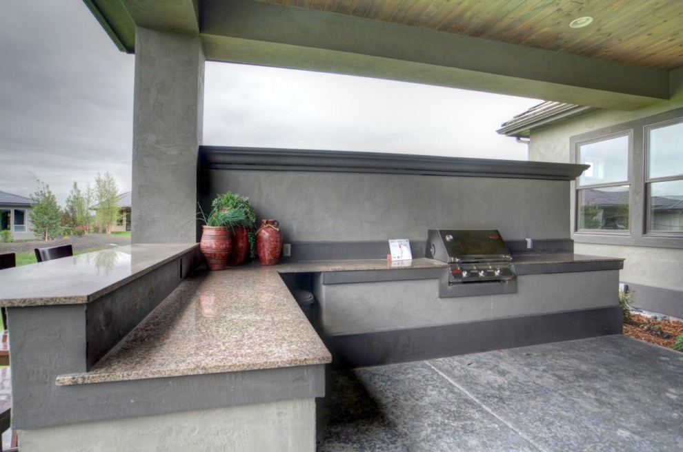 Idee per un patio o portico contemporaneo dietro casa con lastre di cemento e un tetto a sbalzo