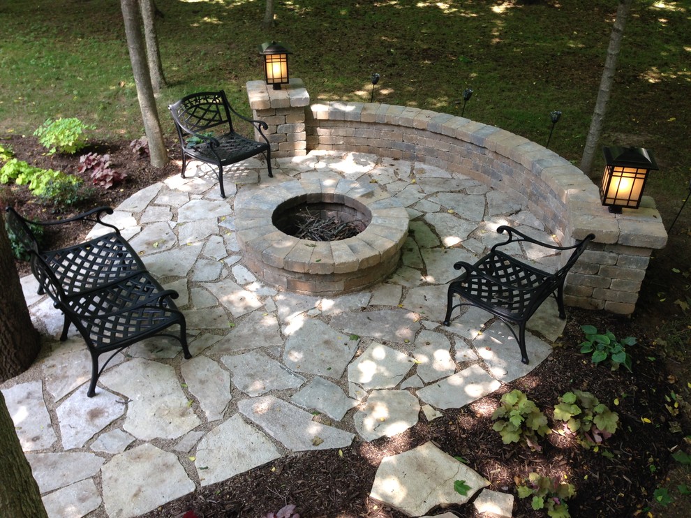 Modelo de patio clásico de tamaño medio sin cubierta en patio trasero con brasero y adoquines de piedra natural