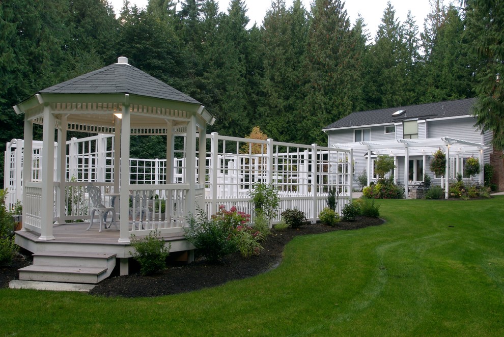 Пример оригинального дизайна: двор в классическом стиле