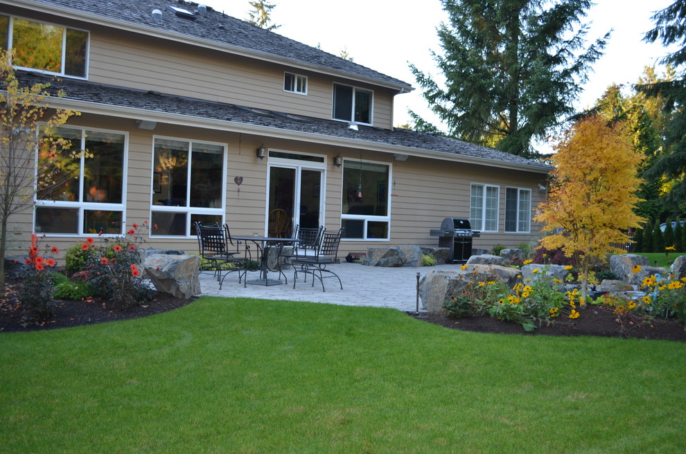 Пример оригинального дизайна: большой двор на заднем дворе в классическом стиле с фонтаном и покрытием из каменной брусчатки