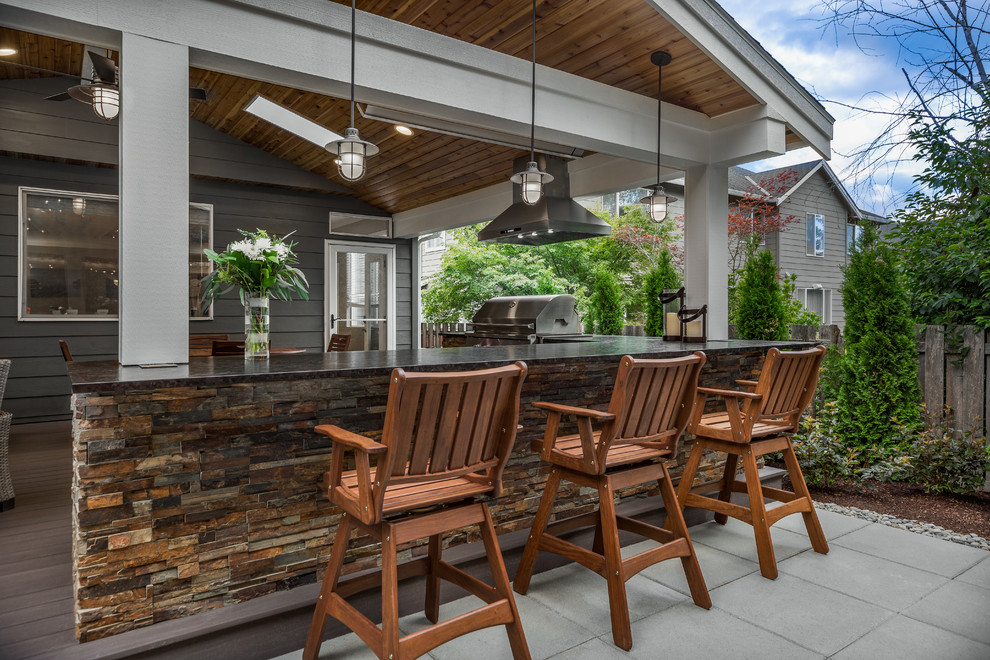シアトルにある広いトランジショナルスタイルのおしゃれな裏庭のテラス (アウトドアキッチン、コンクリート板舗装	、日よけなし) の写真