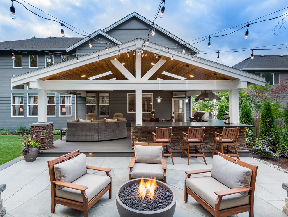 Unbedeckter, Großer Klassischer Patio hinter dem Haus mit Feuerstelle und Betonplatten in Seattle