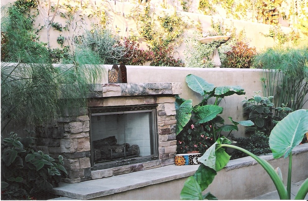 Источник вдохновения для домашнего уюта: маленький двор на заднем дворе в классическом стиле с местом для костра и покрытием из каменной брусчатки без защиты от солнца для на участке и в саду