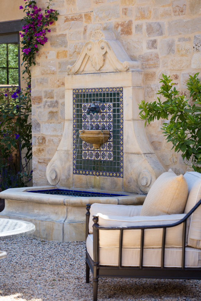 Diseño de patio mediterráneo con gravilla