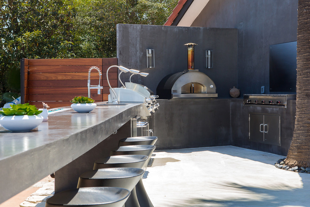 Свежая идея для дизайна: двор в современном стиле с летней кухней и покрытием из бетонных плит - отличное фото интерьера