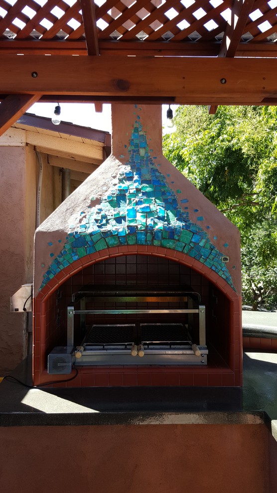 Mittelgroße Klassische Pergola hinter dem Haus mit Outdoor-Küche und Betonplatten in San Diego
