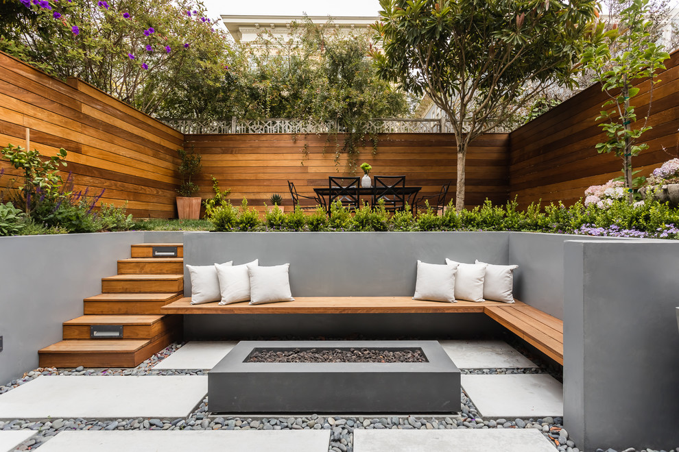 Идея дизайна: двор на заднем дворе в стиле модернизм с местом для костра и мощением тротуарной плиткой без защиты от солнца