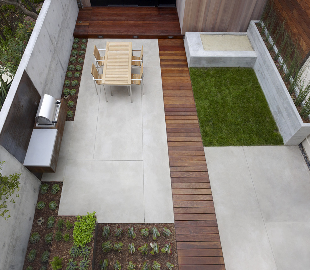 На фото: двор в современном стиле с покрытием из бетонных плит без защиты от солнца
